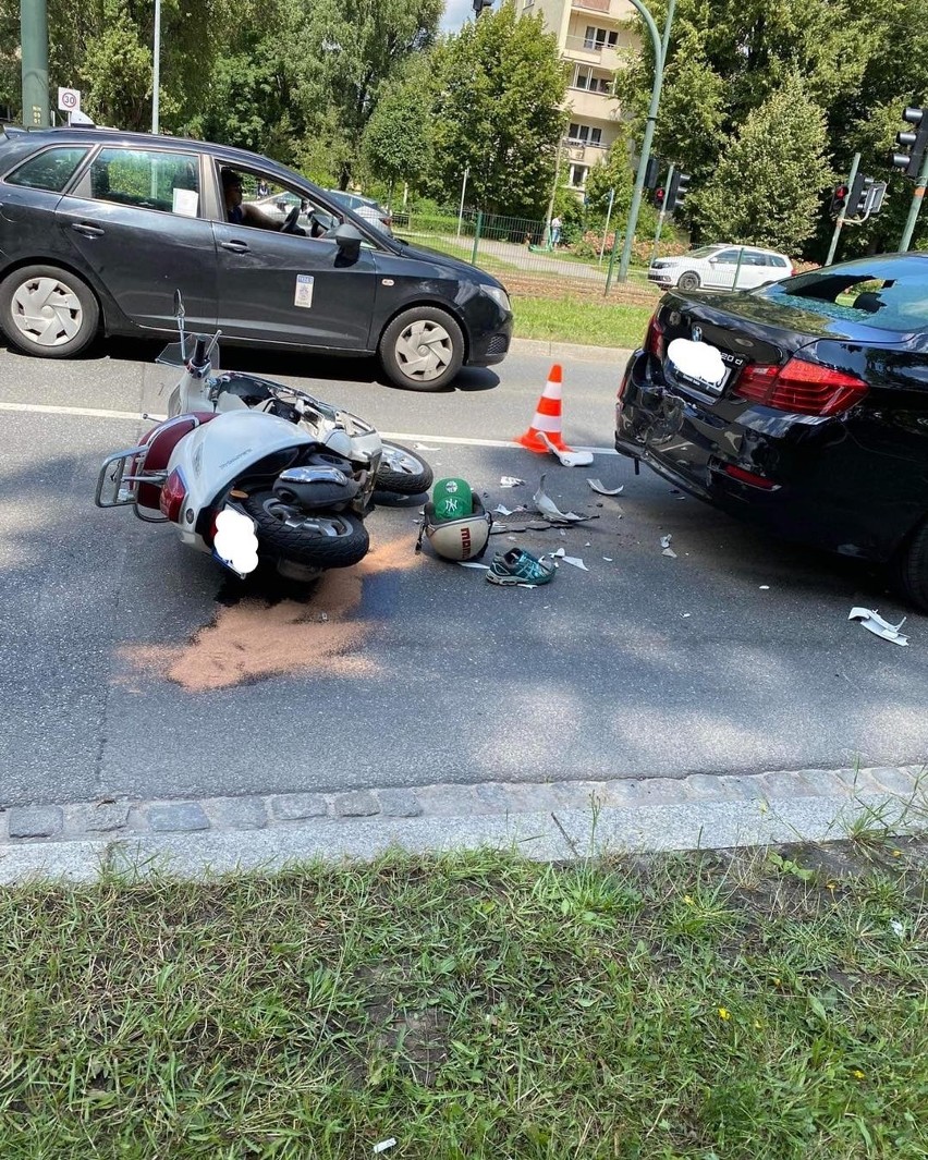 Kraków Nowa Huta.Wypadek skutera i samochodu. Kierowca jednośladu ranny