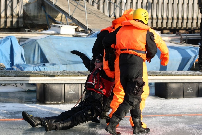 Ćwiczenia strażaków na lodzie (5.02.2014)