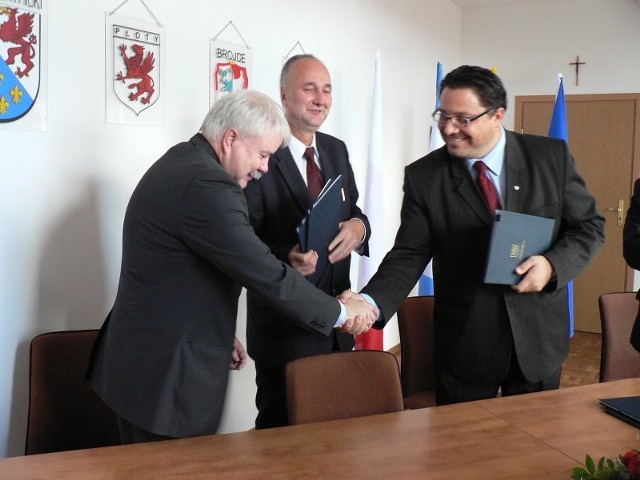 Przy podpisaniu umów, obecny był poseł na Sejm Konstanty Tomasz Oświęcimski  (pierwszy z lewej)