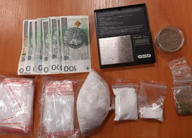 Grójeccy policjanci zabezpieczyli 140 prawie gramów narkotyków, w tym marihuanę i amfetaminę, a także wagę elektroniczną i woreczki foliowe.