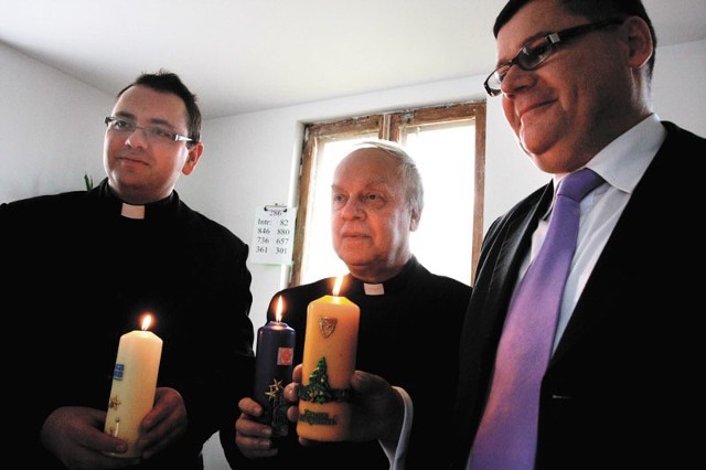 Ponad 40 tysięcy świec przygotowały białostockie organizacje charytatywne. Na zdjęciu od prawej: Marek Masalski, dyrektor ośrodka Eleos, ks. Wojciech Łazewski, dyrektor białostockiej Caritas i ks. Tomasz Wigłasz, proboszcz parafii ewangelicko-augsburskiej.