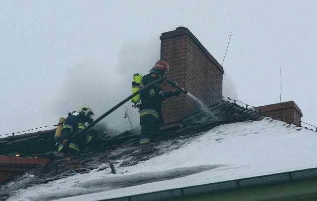 Zdaniem mieszkańców, błyskawiczna i sprawna akcja strażaków uratowała budynek przed całkowitym zniszczeniem.