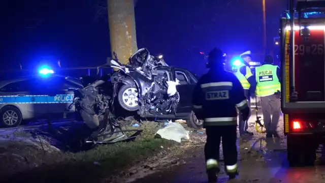 Tragiczny wypadek w Wielkopolsce. W poniedziałek wieczorem w Międzylesiu (pow. obornicki) - na drodze z Boguniewa do Rogoźna - zginął 25-letni mężczyzna. Jego auto roztrzaskało się na drzewie.Przejdź dalej i zobacz kolejne zdjęcia --->