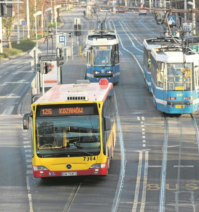 We Wrocławiu tramwaj jest silniejszy od autobusu, a jeśli powstaną nowe pasy dla autobusów, to najprawdopodobniej na torowiskach