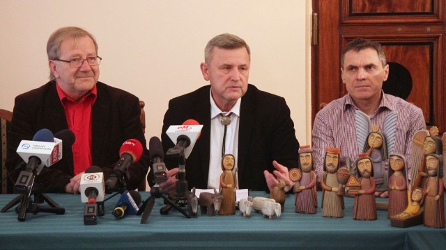 Od lewej Stanisław Bętkowski, Jarosław Machnicki - dyrektor Wojewódzkiego Domu Kultury w Kielcach i Kazimierz Stafiej. 