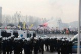 Zaostrza się protest przed siedzibą JSW. Z Opola do Jastrzębia pojechało około 100 policjantów