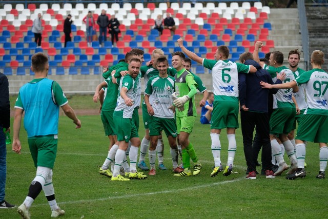 W hicie 14. kolejki 4 ligi podkarpackiej Polonia Przemyśl przegrała u siebie z Izolatorem Boguchwała 1:2.Polonia Przemyśl - Izolator Boguchwała 1:2 (1:1) Bramki: 0:1 Róg 40; 1:1 Worobiej 45+4; 1:2 Dobrzański 72.