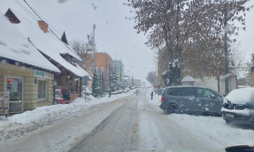 Zima nie odpuszcza. Trudne warunki na ulicach Opatowa oraz drogach w powiecie opatowskim. Zobacz zdjęcia