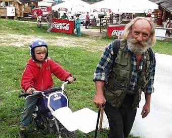 Mały Krzyś z ojcem podczas pikniku w Ustrzykach Dolnych. Chłopiec dysponuje motorowerem, ale z Sannej nie ma drogi, by móc nią przejechać do szkoły