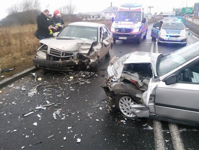 We wtorek ok. godz. 14 kierowca jadący hondą ul. Lechicką w Koszalinie w kierunku Szczecińskiej nie zachował należytej ostrożności w ruchu drogowym, zjechał na przeciwny pas jezdni i czołowo zderzył się z mercedesem. Kierowcy hondy policjanci zatrzymali dokument prawa jazdy wydany zaledwie w grudniu ubiegłego roku. Kierowca i pasażer mercedesa zostali ranni w wypadku. Z podejrzeniem złamań kończyn zostali przewiezieni do szpitala. Oba samochody nie nadawały się do dalszej jazdy. Funkcjonariusze zatrzymali dowody rejestracyjne aut.  