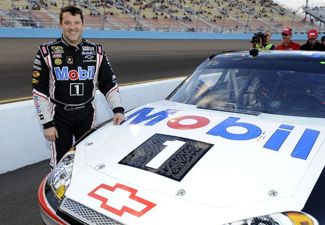 Tony StewartTony Stewart i jego wyścigowy Chevrolet Impala. A wokół jedynki nazwiska 100 graczy