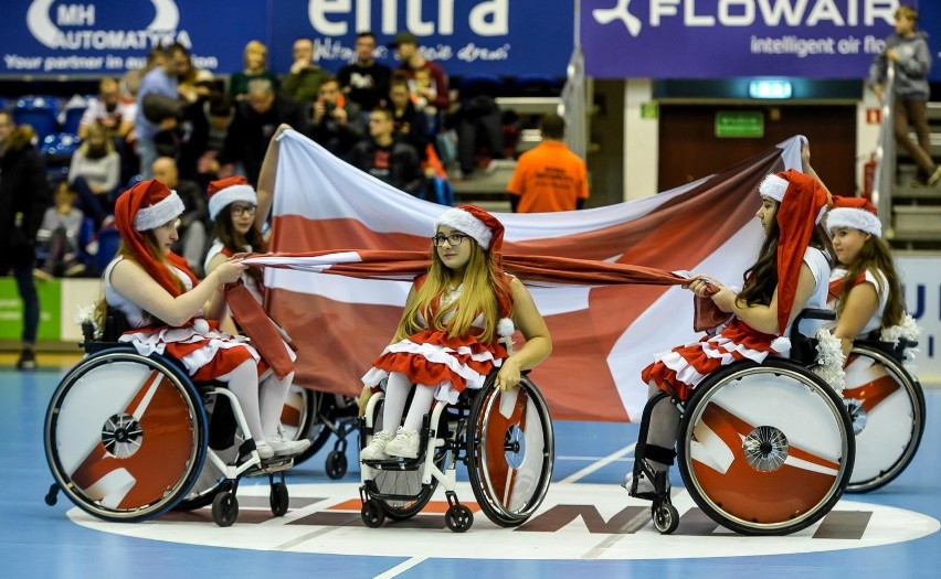 Cheerleaderki na wózkach podczas meczu drużyn Torus Wybrzeże...