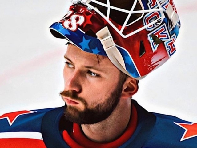 Iwan Fiedotow rosyjski golkiper w hokeju na lodzie zamiast barw zawodnika Philadelphia Flyers z NHL przymierzył mundur rosyjskiego marynarza