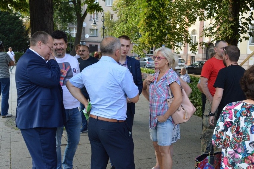 Demonstracja pod Sądem Okręgowym w Opolu.