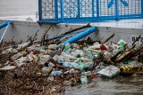 Kraków. Ogromna ilość śmieci w Wiśle. To skutek uboczny opadów deszczu [ZDJĘCIA]