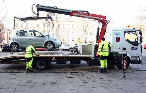 Na alarm@gs24.pl napisał internauta opisując jak zabrał swoje odholowane auto ze strzeżonego parkingu.