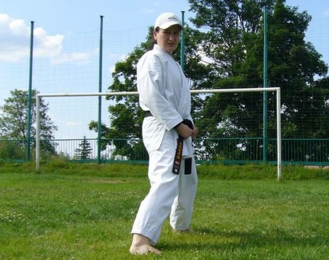 Aneta Zatwarnicka ma 37 lat. Treningi karate zaczęła 20 lat temu. Zdobyła czarny pas i mistrzostwo Polski. W ostatnim czasie szkoliła dzieci i młodzież. Dziś trudno byłoby rozmawiać z Anetą. Być może, gdy jej stan się polepszy, sama zechce opowiedzieć o swojej walce, by dać nadzieję innym?