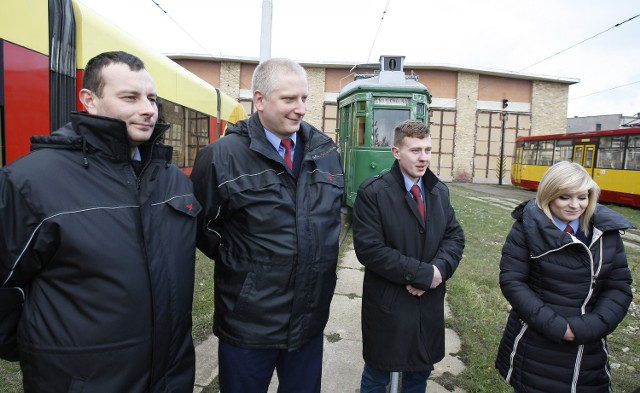 Od lewej: Paweł Kazimierczak (motorniczy), Mariusz Grochowski (motorniczy), Krzysztof Popiół (najmłodszy motorniczy), Kamila Reszka (najmłodsza motornicza)