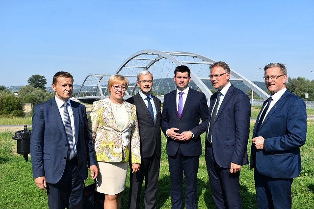 Józef Leśniak, Marta Mordarska, Jerzy Kwieciński, Łukasz Smółka, Arkadiusz Mularczyk i Artur Czernecki a za nimi most heleński, wybudowany dzięki ministerialnym funduszom. Teraz z Ministerstwa Rozwoju i Inwestycji mają pochodzić pieniądze na most południowy na Dunajcu