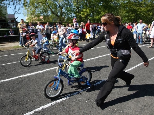 Uczestnicy ubiegłorocznych zawodów rowerkowych.