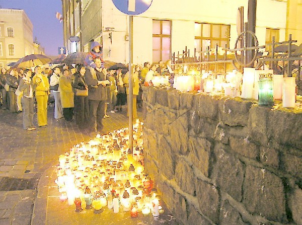 Wszyscy nie zmieścili się w kolegiacie. Wierni  stali także poza dziedzińcem świątyni - na  Rynku, aby łączyć się w modlitwie za Jana  Pawła II.