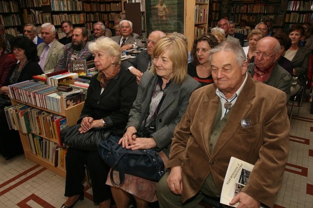 Świętokrzyskie Towarzystwo Regionalne z prezesem Maciej Zarębskim wydało już trzysta książek, ich autorzy siedzą na sali.