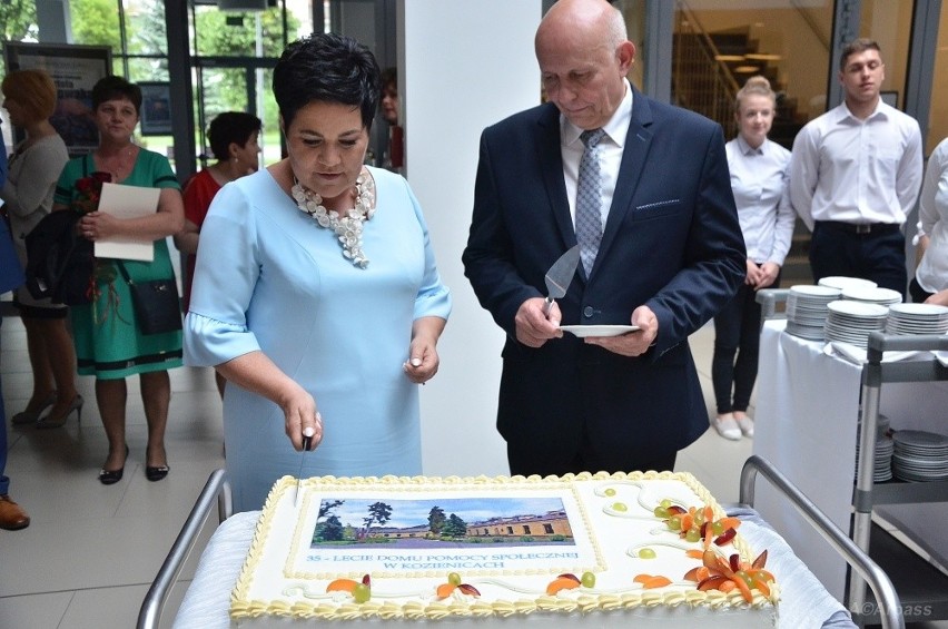 Pierwszy kawałek tortu ukroiła dyrektor DPS-u Elżbieta...