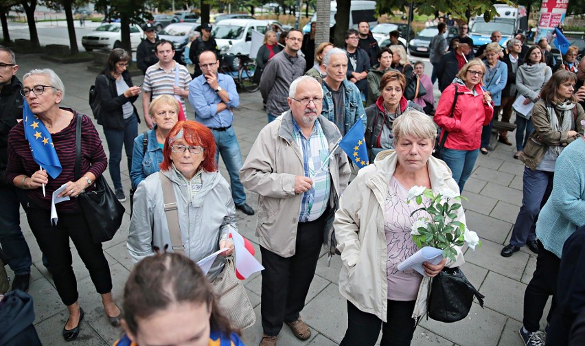 Kraków. Mieszkańcy protestowali przeciwko reformie sądownictwa [ZDJĘCIA]