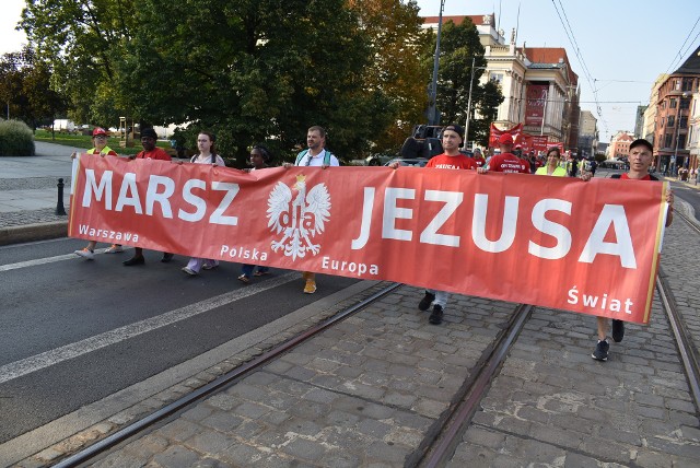 Kilkadziesiąt osób, niosąc baner i transparenty, modliło się w marszu za miasto i władze Wrocławia.