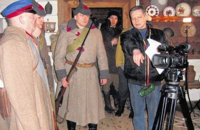 - Fragmenty filmu zostały `nagrane w Skansenie Kurpiowskim w Nowogrodzie - mówi reżyser Marek Lechowicz (z prawej). - Autorem zdjęć jest Michał Chojak operator telewizyjny z Łomży.