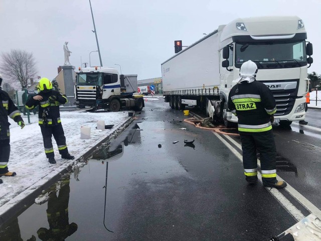 Na wysokości miejscowości Mrowino na drodze wojewódzkiej numer 184 doszło do zderzenia dwóch samochodów ciężarowych.