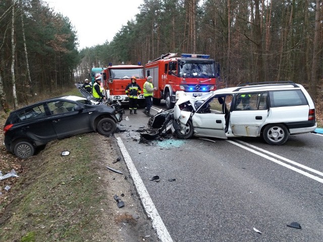 Na miejscu wypadku we Włoszczowicach. Po zderzeniu z oplem hyundai znalazł się częściowo w rowie