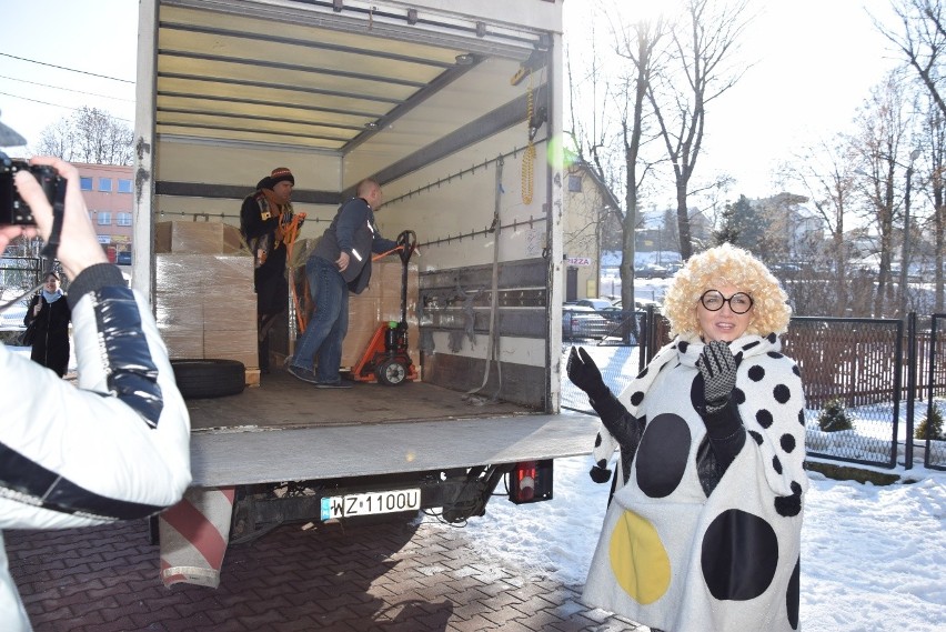 Przyjechała ciężarówka, a w niej tysiąc książek dla szkoły w Jerzmanowicach [ZDJĘCIA]