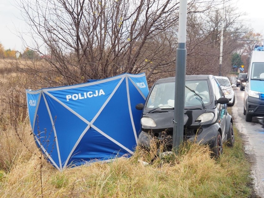 Łódź. Tragiczny wypadek drogowy. Kierowca wpadł na latarnię i zginął na miejscu