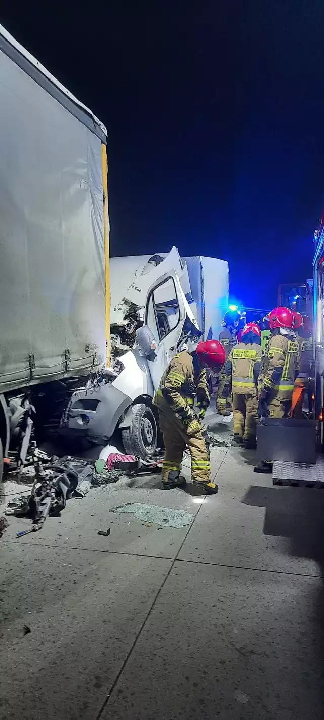 Bus wbił się w naczepię ciężarówki