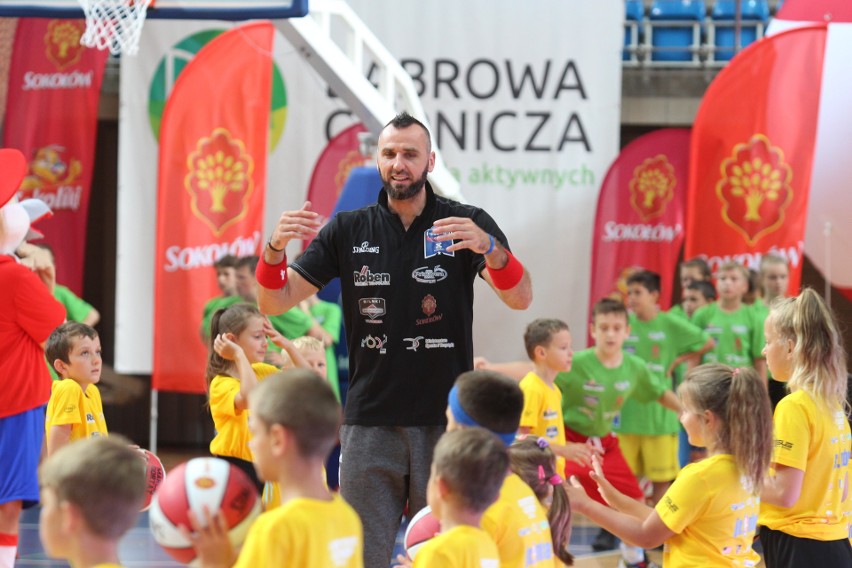 Marcin Gortat trenuje dzieci na Marcin Gortat Camp w...