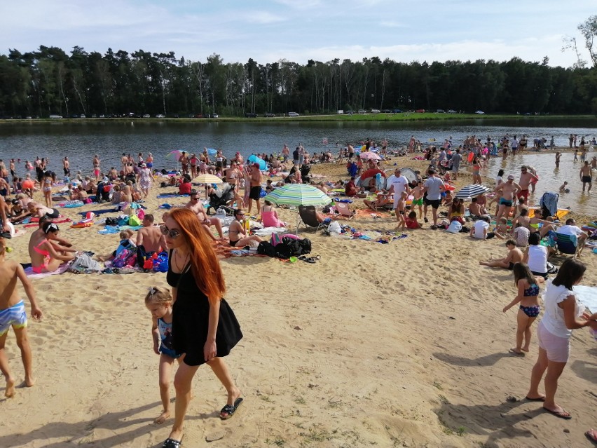 W Rybakówce tłumy jak nad Bałtykiem. Na plażę i pod palmy...