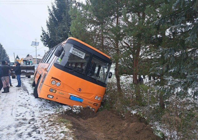 W Starogrodzie Dolnym (gmina Chełmno) autobus szkolny wpadł do rowu