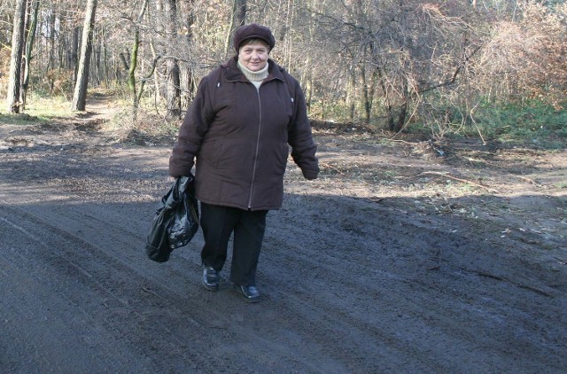 - Już od kilku lat staramy się, żeby utwardzono nam drogę. Ostatnio zrobiono tylko 100 metrowy fragment &#8211; mówi pani Krystyna Mosionek, mieszkanka ulicy Hermanowicz.