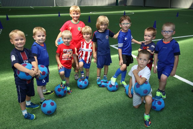 Jedna z grup treningowych w Klubie Sportowych Wschodnia Kielce - najmłodsi adepci futbolu w wieku od 4 do 6 lat. Na zajęciach imponują sercem do gry, a kibicują im rodzice. 