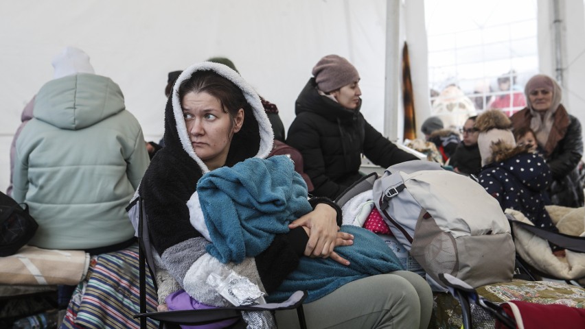 Kolejni uchodźcy przybywają do Polski przez przejście graniczne w Medyce. Przeważają kobiety i dzieci [ZDJĘCIA]