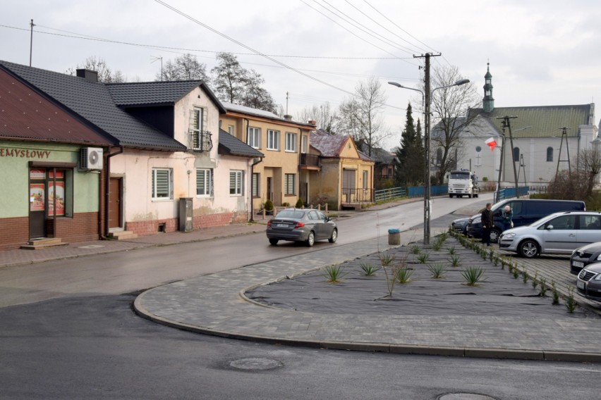 Historyczny rynek w Sędziszowie nabrał nowego blasku. Powstało kilkadziesiąt miejsc parkingowych, drogi, chodniki i studnia