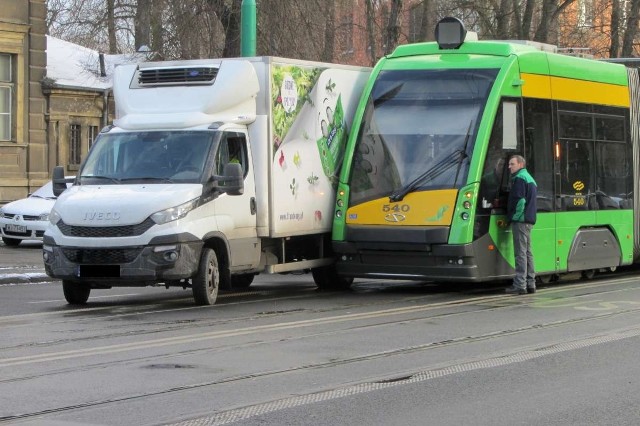 Tramwaj zderzył się z samochodem dostawczym na Grunwaldzkiej.