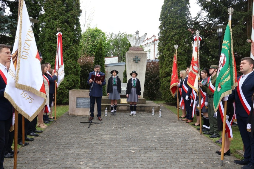 Uroczyste obchody Święta Konstytucji Trzeciego Maja w Zwoleniu. Była patriotyczna msza święta i apel przy pomniku Nieznanego Żołnierza