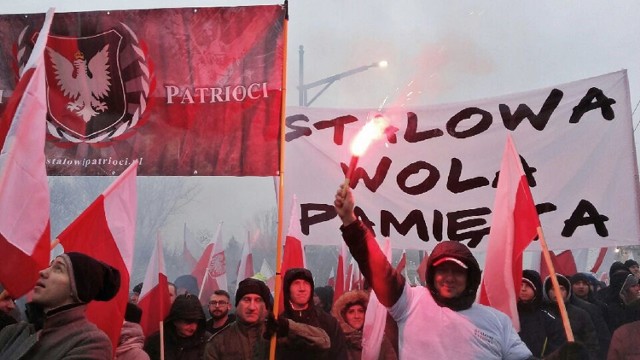 Członkowie Stowarzyszenia Stalowi Patrioci nieśli na marszu transparent z napisem „Stalowa Wola pamięta”