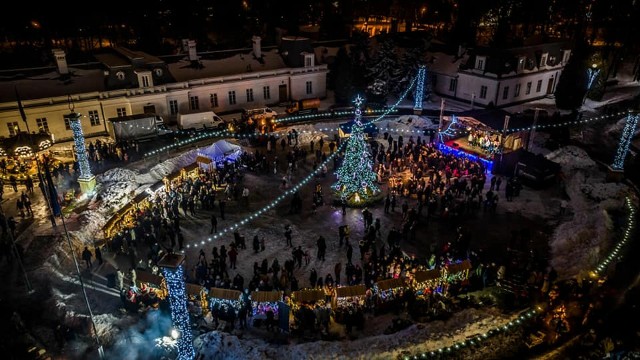 Tak wyglądał plac przed Urzędem Miejskim w Kozienicach podczas odpalenia iluminacji w czasie Kiermaszu Świątecznego. Więcej zobacz na kolejnych slajdach >>>