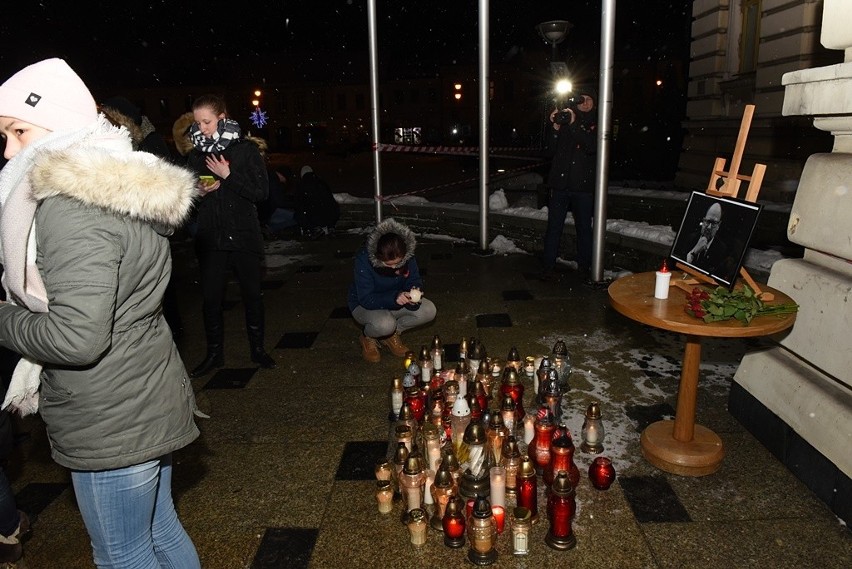 Nowy Sącz. Minuta ciszy i znicze dla Pawła Adamowicza. Sądeczanie zaprotestowali przeciwko przemocy