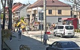 Proszowice. Utrudnienia na głównej ulicy jeszcze potrwają. Kostkę trzeba ułożyć na nowo...