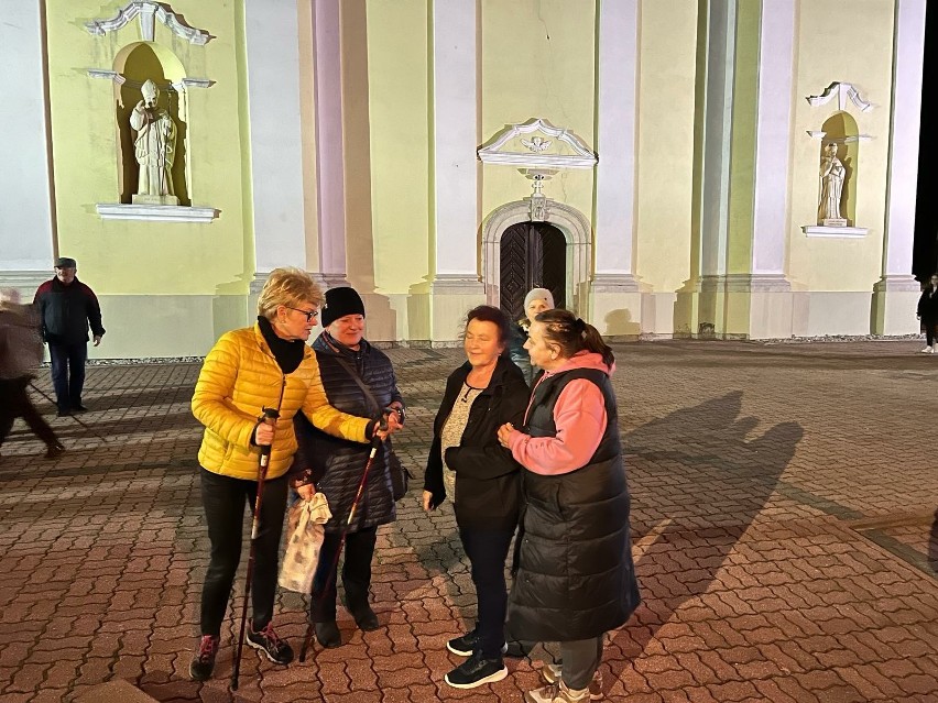 Parafianie z Przysuchy wzięli udział w pierwszym spacerze z kijkami. Dotarli do sanktuarium w Skrzyńsku 