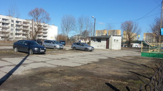 Na parkingu przy ul. Strażackiej parkuje zwykle 150 samochodów.
